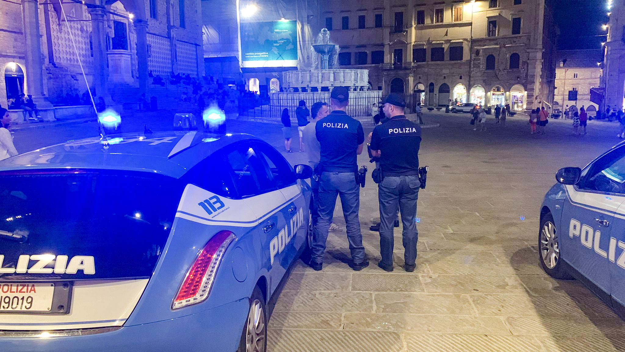 Perugia, si aggira in piazza IV Novembre con un grosso coltello: denunciato  - Il quotidiano che racconta l'Umbria